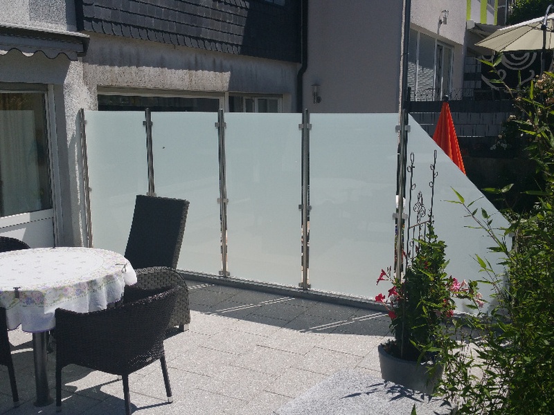Edelstahl_Windfang_Sichtschutz_Glas
