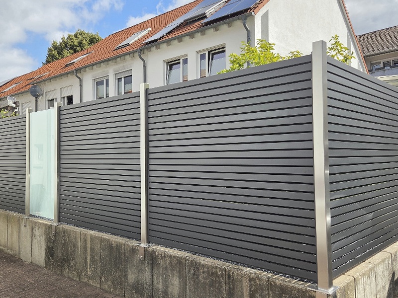 Edelstahl_Windfang_Sichtschutz_Glas